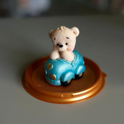 Шоколадная фигурка из глазури ''Мишка в машине'', Россия