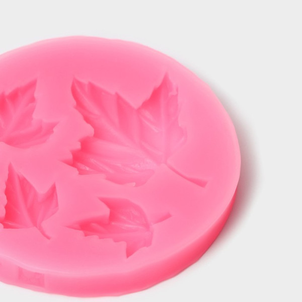 Молд для заливки Доляна «Лист кленовый», силикон, 6,5х0,8 см, розовый, Китай фото-2